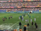 إيقاف مباراة فيورنتينا وجنوى بسبب الأمطار الغزيرة على ملعب فيراريس