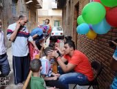 كنيسة فى "شبرا" تحتفل بـ"عيد الأضحى".. والشباب يوزعون البلالين على الأطفال