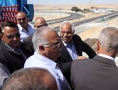 وزير النقل يتفقد طريق "القاهرة - السويس".. ويؤكد: افتتاحه فى أكتوبر