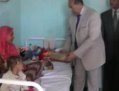 بالفيديو.. محافظ سوهاج يقدم الهدايا للمرضى بمناسبة عيد الأضحى
