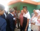 بالصور.. محافظ القليوبية يحتفل بالعيد وسط الأيتام ببنها