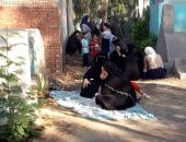 بالصور .. مواطنون بالغربية يزورون المقابر عقب صلاة العيد