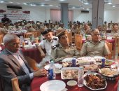 بالفيديو والصور.. مدير أمن أسوان يشارك المجندين إفطار العيد