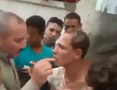 بالفيديو.. الأهالى يحلقون شعر  "حرامى تكاتك" فى كفر الشيخ