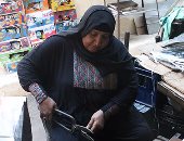 بالصور.."أم حمادة" أول سيدة تصنع أدوات "شوى اللحمة" بالإسكندرية