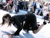 بالفيديو والصور.. "القر وحش" بيلا حديد تفقد توازنها فى عرض Michael Kors 