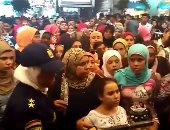 بالفيديو..الشرطة النسائية تؤمن وتنظم مداخل السينما تحسبًا للتحرش بالفتيات