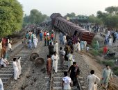 مصرع 30 شخصا وإصابة 40 آخرين فى تصادم قطارين بباكستان