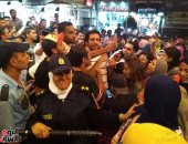 بالفيديو والصور.. زحام أمام سينما مترو بسبب"حسن الرداد"..والشرطة النسائية تتدخل