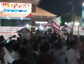 ليس التذاكر فقط.. انتشار بائعى الأعلام أمام مقر الزمالك