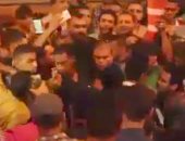 بالفيديو.. تزاحم المئات حول محمد رمضان أثناء مغادرته مسرح الهرم