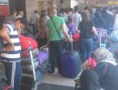 بالصور.. تكدس شديد ومشادات بين الركاب بمطار القاهرة بسبب سوء التنظيم