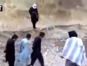 بالفيديو.. قبل إعدامه.. رهينة يخطف السلاح من أحد أفراد داعش ويطلق النيران عليهم