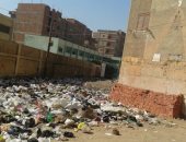 القمامة تحاصر مدرسة البنات الثانوية بمدينة بلبيس فى الشرقية