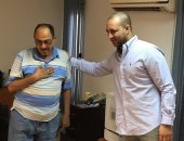 أحمد مرتضى منصور يستقبل والد شهيد الدفاع الجوى