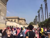 زحام للطلاب الجدد على بوابات جامعة القاهرة لإنهاء إجراءات التحاقهم بالكليات