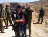 بالصور .. الجيش الإسرائيلى يعتقل فتاة فلسطينية بزعم محاولتها طعن جندى
