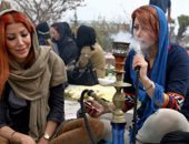 إيران تمنع النساء من دخول المقاهى.. وصحيفة: الفتيات يدخن الشيشة للترفيه