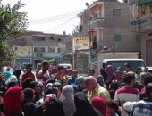 تجمهر أولياء أمور طلاب مدرسة عزبة فرج بدمياط اعتراضا على نقل أبنائهم لأخرى