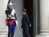 تحركات غريبة لرئيس فرنسا أمام الإليزية قبل استقباله لرئيس مجلس نوب الجزائر 