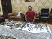 مباحث القاهرة تضبط هاربا من أحكام حول مسكنه لمصنع أسلحة آلية بالمرج
