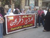 قدامى الخريجين التربويين يتظاهرون أمام مجلس الوزراء للمطالبة بالتعيين