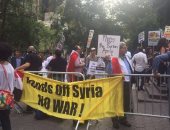 بالفيديو.. سوريون يتظاهرون ضد سياسات أمريكا بالشرق الأوسط بنيويورك