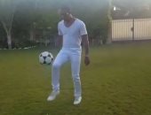 محمد رمضان يستعرض مهاراته فى كرة القدم داخل قصره على "إنستجرام"