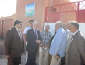 بالصور.. محافظ جنوب سيناء يتفقد مدرسة خريزة ويأمر ببناء 4 فصول إضافية