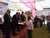 بالصور.. وزير الإسكان يسلم عقود وحدات الإسكان الاجتماعى بالخارجة