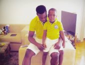 ماليك إيفونا لاعب الأهلى السابق ينشر صورته مع ابنه على "إنستجرام"