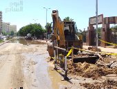 بالفيديو الصور.. إغلاق طريق الكورنيش بأسوان بسبب كسر خط مياه لليوم الثانى