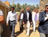 بالصور..السفير الأمريكى يزور قرية الجعافرة بأسوان ويتفقد الوحدة الصحية