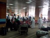 بالصور.. وصول 148 حاج وحاجة في أولي رحلات العودة من السعودية لمطار الأقصر الدولي