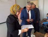 بالصور.. مدير تعليم العاشر خلال تفقد المدارس: لا مكان للمدير المقصر