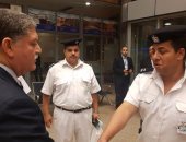 مدير أمن المطار يكرم أمين شرطة ضبط راكبًا حاول تهريب أموال كبيرة