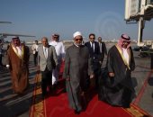 حساب الأزهر على تويتر ينشر صور وصول الدكتور أحمد الطيب إلى البحرين