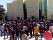بالصور.. طلاب معهد العاشر للهندسة يتظاهرون للمطالبة بإقالة العميد