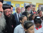 بالفيديو..البابا تواضروس "يدندن" خلف طلاب مطروح أثناء أدائهم لأغنية وطنية