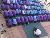 بالصور.. مدير مدرسة ببورسعيد يؤم الطلاب فى صلاة الظهر