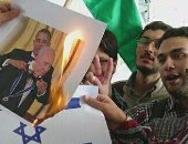 بالفيديو.. الإيرانيون يوزعون الحلوى ویحرقون علم إسرائيل بعد وفاة بيريز