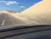 بالصور.. التلال الرملية تغطى حارة كاملة بالطريق الدولى الساحلى بكفر الشيخ