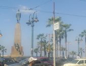 قارئ يرصد وجود أعمدة إنارة مضاءة نهارا بمحطة الرمل فى الإسكندرية