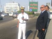 بالصور.. مدير أمن القاهرة يفاجئ الخدمات المرورية أعلى كوبرى أكتوبر