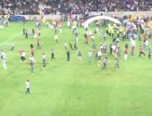 بالفيديو.. جماهير صن داونز تقتحم الملعب وتهاجم اللاعبين قبل موقعة الزمالك