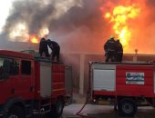 6 سيارات مطافئ تسيطر على حريق قرية العتمانية بالبدارى فى أسيوط 