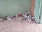 بالصور..تراكم القمامة داخل مدرسة بالمحلة 