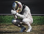 بالصور.. بطل العالم لفورمولا1 يبكى بعد احتراق سيارته وخروجه من البطولة
