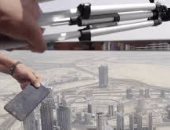 بالفيديو.. إلقاء هاتف آيفون 7 بلس من أعلى برج خليفة