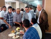 رئيس جامعة الإسكندرية يتناول وجبة الأفطار بالمدينة الجامعية للتأكد من جودة المطبخ